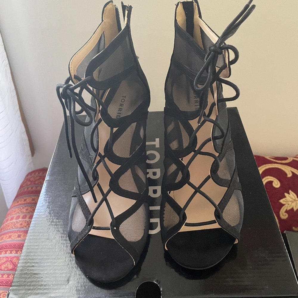 Scallop Lace-Up Sandal